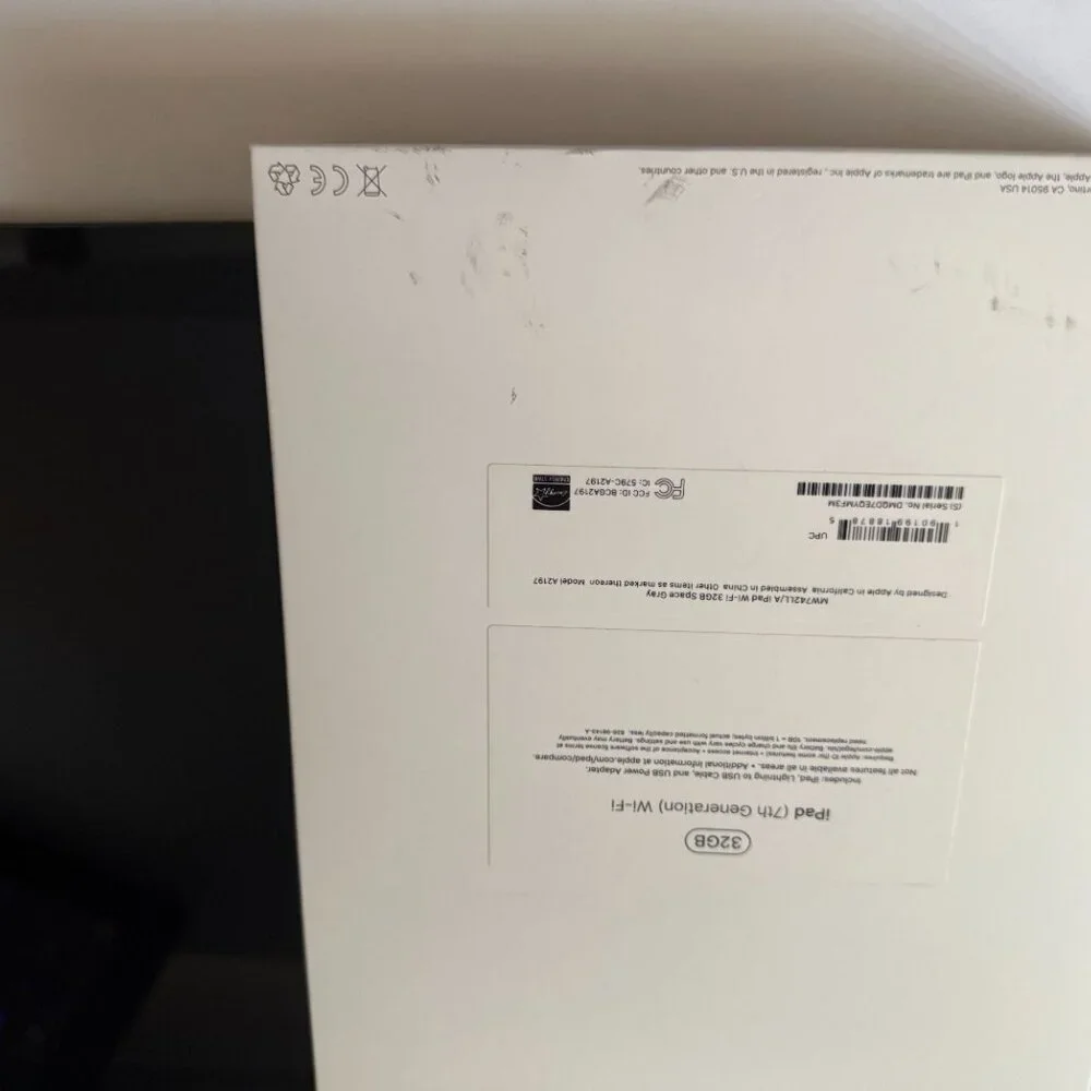 7th Generation iPad , 32GB Includes case
